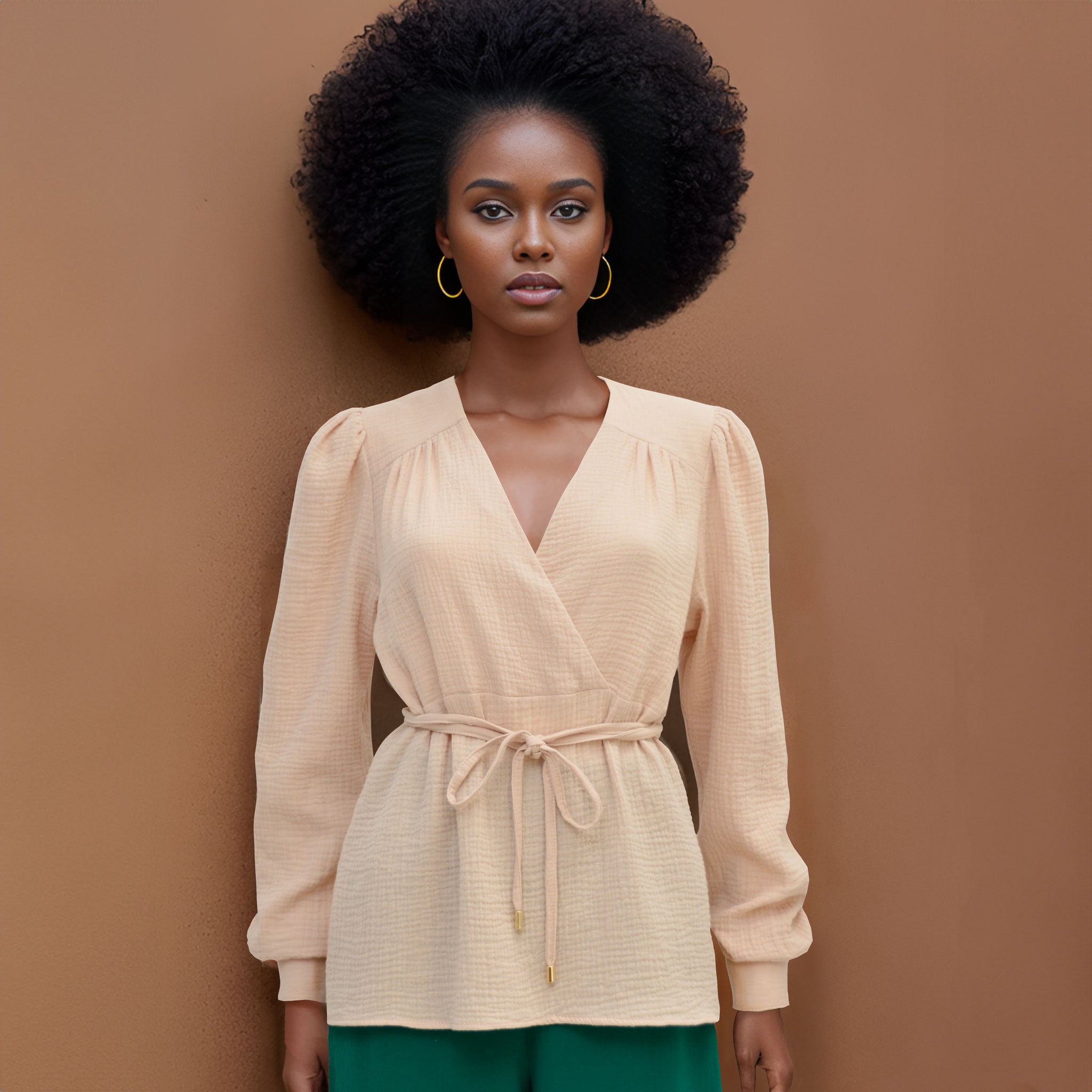 Blouse en gaze de coton à manches longues encolure en cache coeur avec cordon à la taille