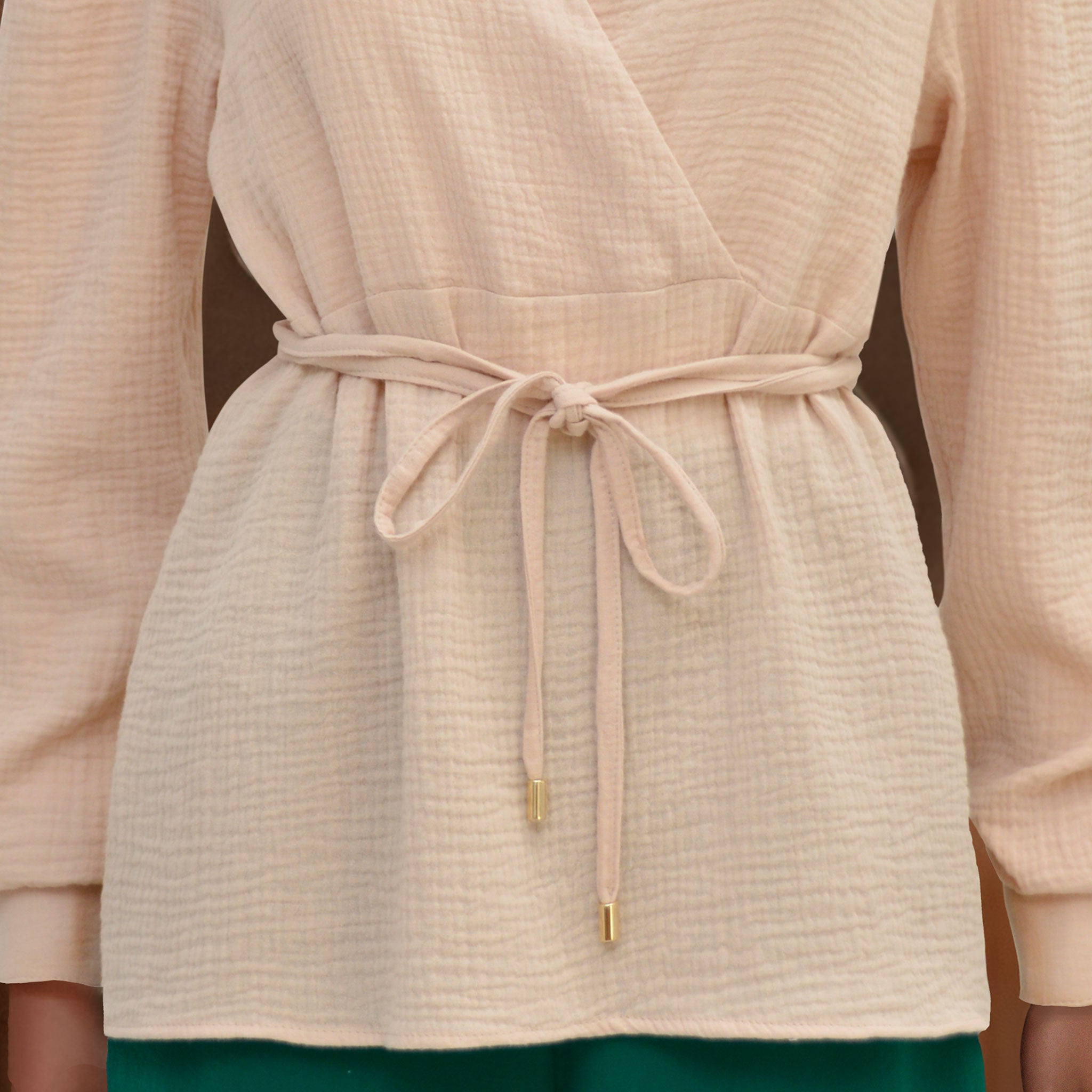 Blouse en gaze de coton à manches longues encolure en cache coeur avec cordon à la taille