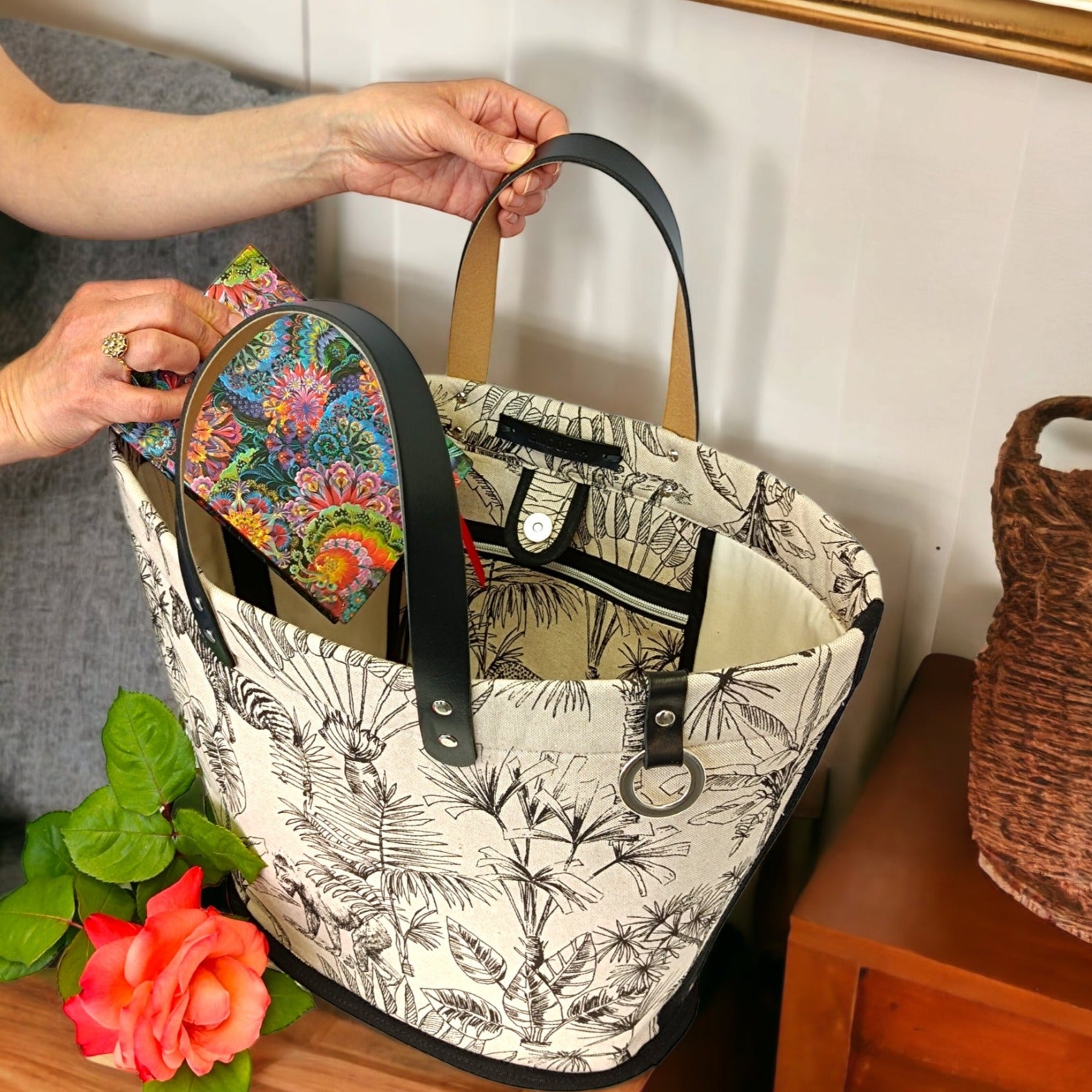 Sac à main panier en toile de lin imprimé, anses en cuir tannée-Sacs à main- besace-brief-case-cabas-EMDORIA PARIS