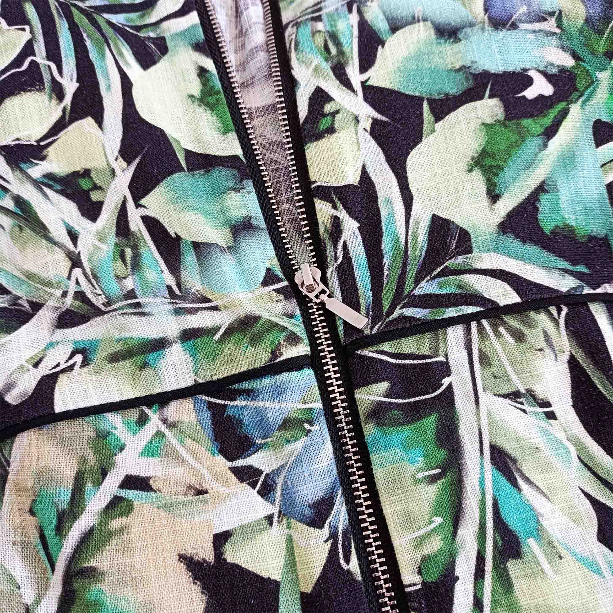 Haut style Blouse à manches bouffantes avec Zip en Viscose imprimée tropical-Hauts- Blouse-blouse femme-chemise-EMDORIA PARIS