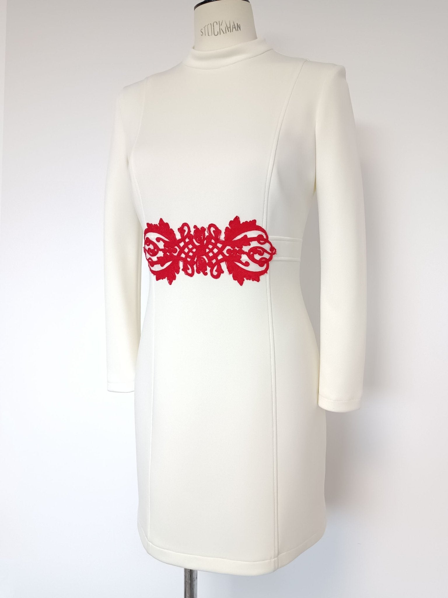 Robe courte Emra en crêpe avec manches longues et broderie-Robes- broderies-robe-robe bodycon-EMDORIA PARIS