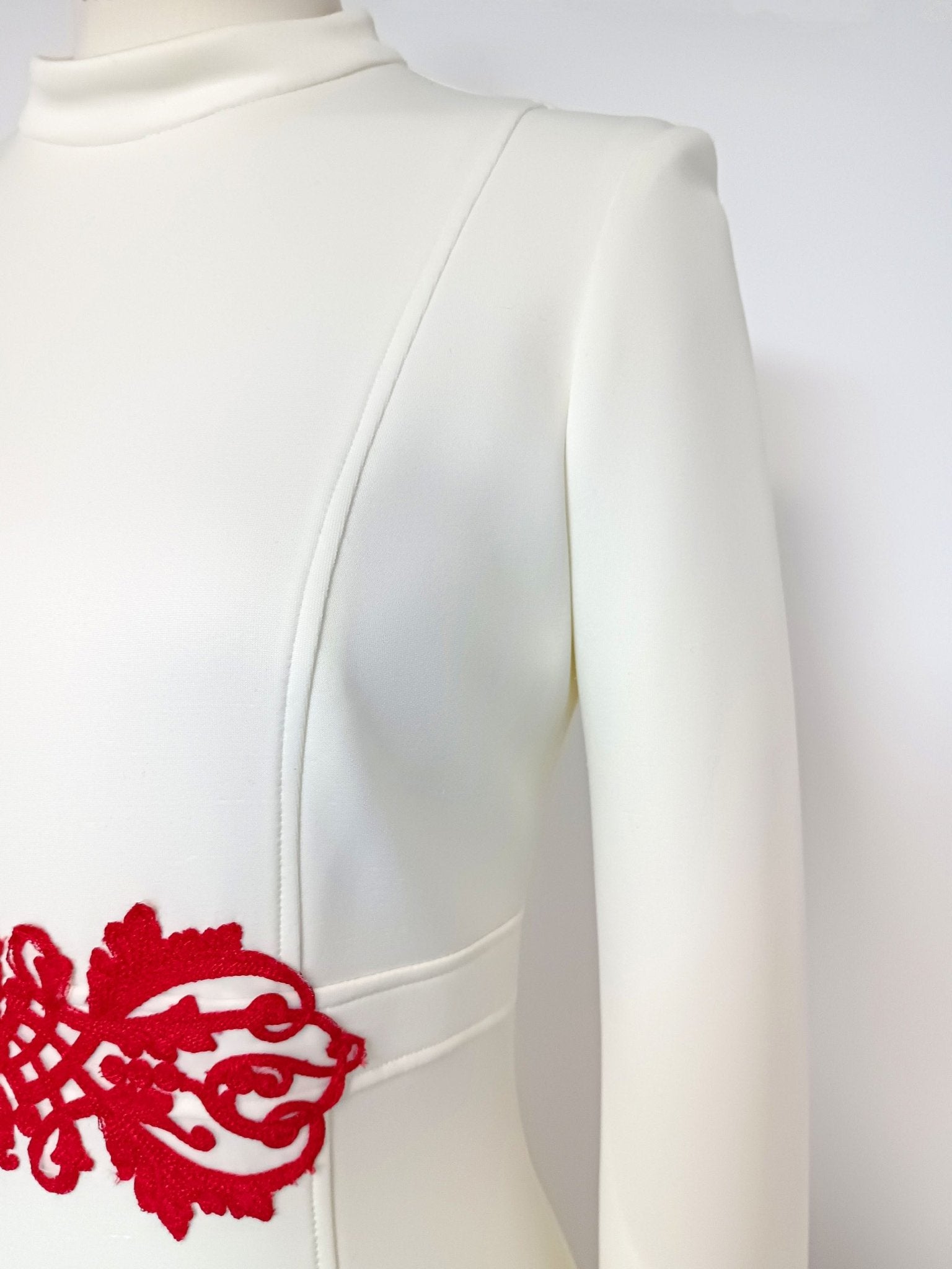 Robe courte Emra en crêpe avec manches longues et broderie-Robes- broderies-robe-robe bodycon-EMDORIA PARIS