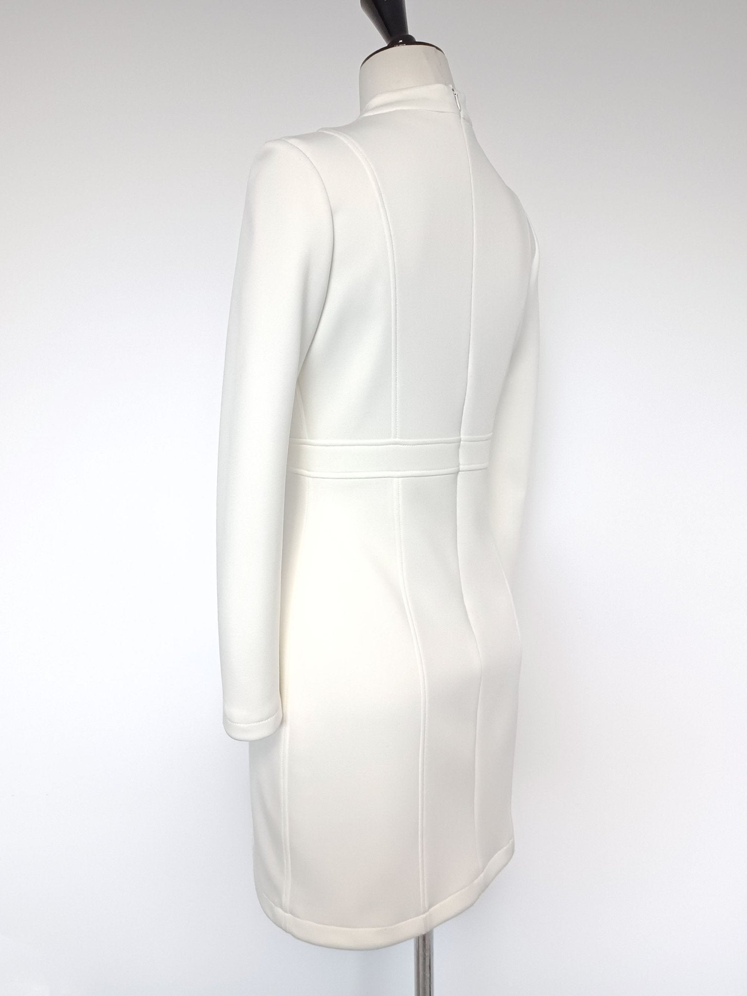 Robe courte Emra en crêpe avec manches longues et broderie-Robes- broderies-robe-robe bodycon-EMDORIA PARIS