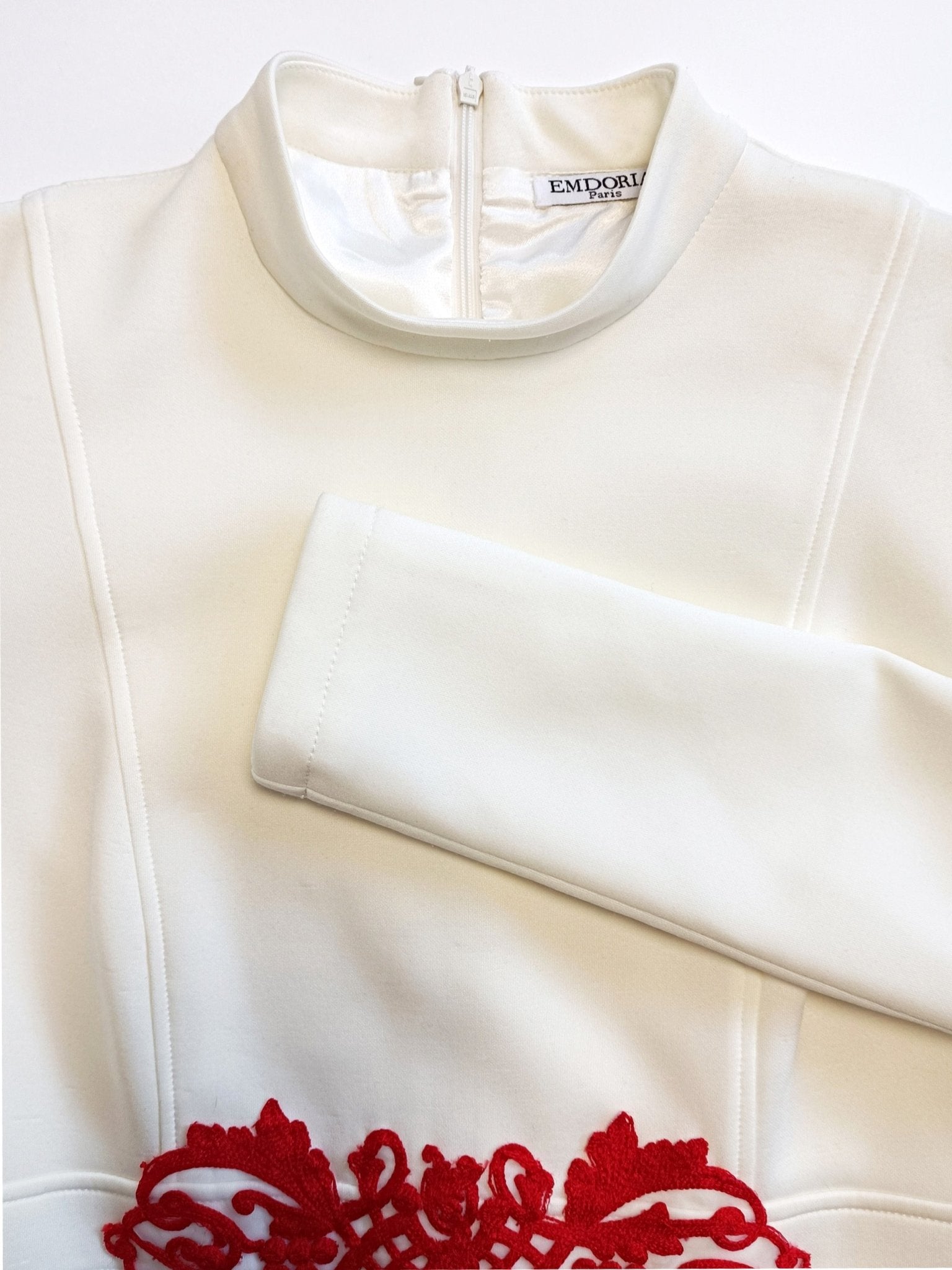 Robe courte Emra en crêpe avec manches longues et broderie-Robes- broderies-robe-robe bodycon-EMDORIA PARIS