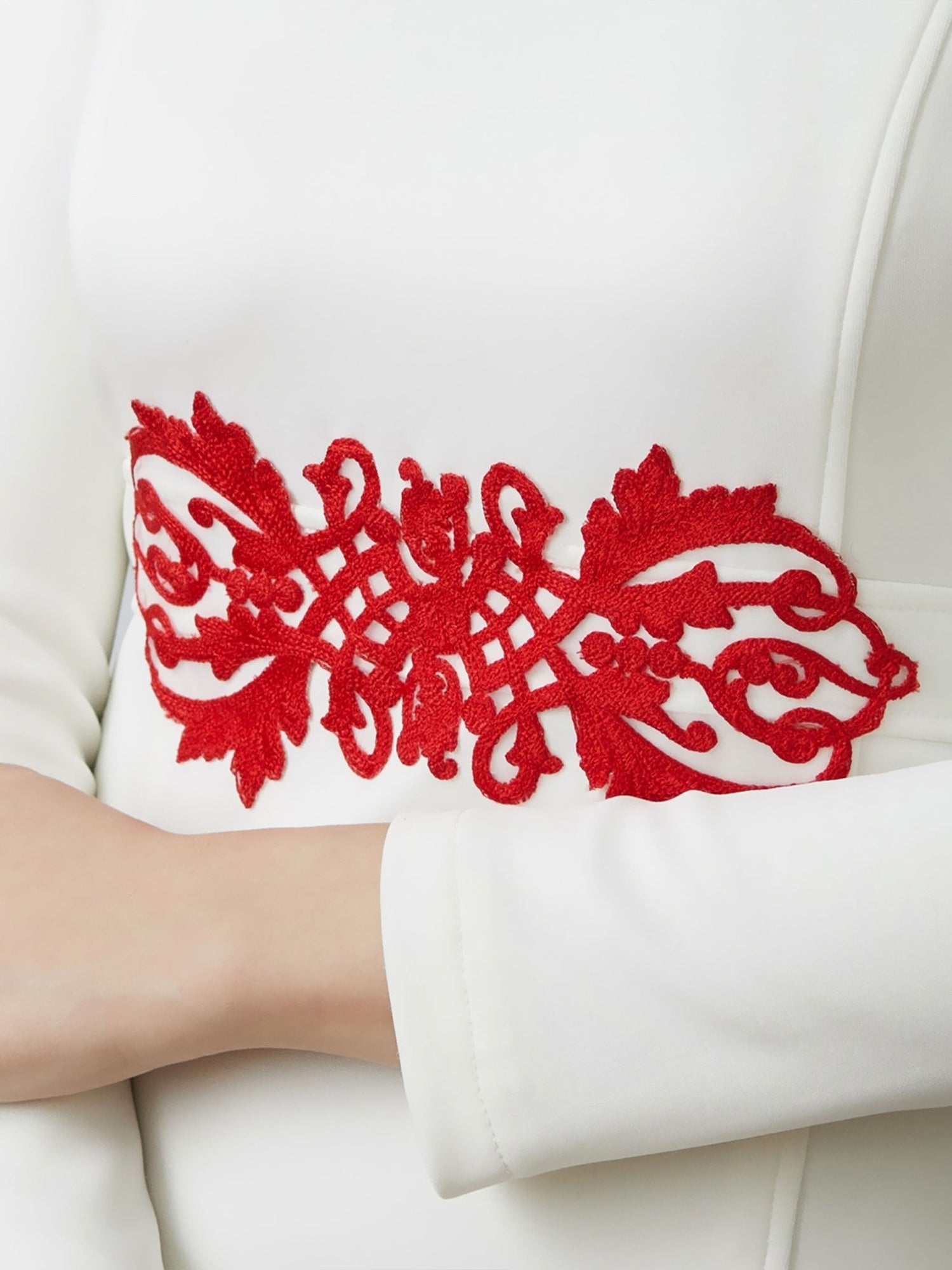 Robe courte Emra en crêpe avec manches longues et broderie-Robes- broderies-robe-robe bodycon-EMDORIA PARIS